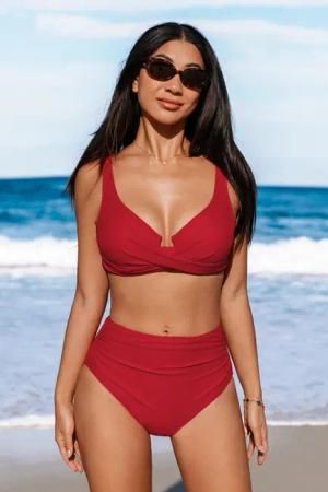 Rotes gewickeltes Bikinioberteil & hochgeschnittene Bikinihose