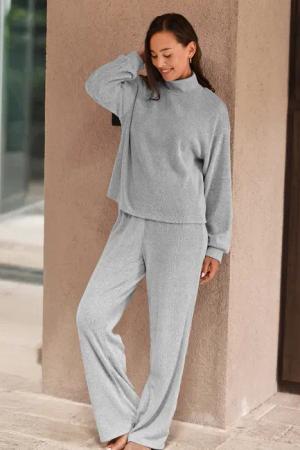 Graues geripptes Pyjama-Set aus Rollkragenoberteil und Hose