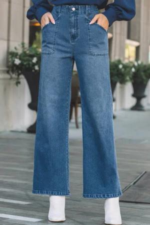 Blaue Denim-Jeans mit ausgestelltem Bein