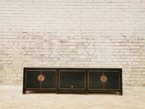 Luxury-Park-Direct Kommode TV Lowboard in modernem Design mit traditionellen Details in Gold.