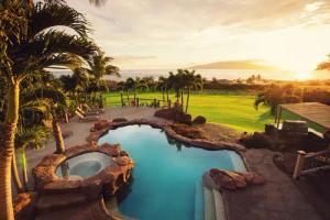 Papermoon Fototapete "LUXUS-HAUS-POOL PALMEN WIESE STRAND MEER SONNE INSEL"