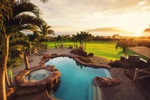 Papermoon Fototapete "LUXUS-HAUS-POOL PALMEN WIESE STRAND MEER SONNE INSEL"