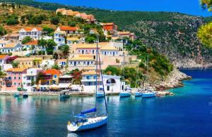 Papermoon Fototapete "DORF AM MEER-KEFALONIA INSEL MEER BOOTE KLIPPEN STRAND"