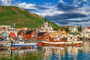 Papermoon Fototapete "HUSAVIK ISLAND-BOOTE GEBIRGE DORF STEG BRÜCKE WALD BERG"