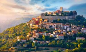 Papermoon Fototapete "MOTOVUN-ANTIKE STADT ISTRIA BURG DORF PANORAMA SONNE"