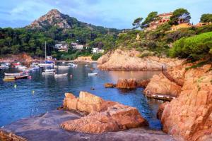 Papermoon Fototapete "COSTA BRAVA-STRAND KLIPPEN WALD SEE DORF GEBIRGE BOOTE"