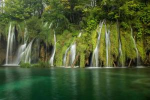 Papermoon Fototapete "WASSERFALL-BÄUME FLUSS SEE STEINE BLUME WALD BACH SONNE"
