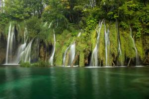 Papermoon Fototapete "WASSERFALL-BÄUME FLUSS SEE STEINE BLUME WALD BACH SONNE"