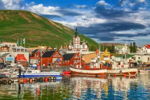 Papermoon Fototapete "HUSAVIK ISLAND-BOOTE GEBIRGE DORF STEG BRÜCKE WALD BERG"