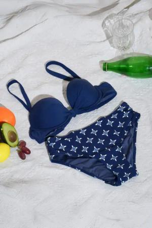 Marineblaues Bügel-Bikini-Oberteil und Standard-Geo-Bikinihose