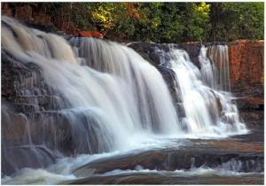 Wallario Vliestapete Wasserfall im thailändischen Regenwald, Seidenmatte Oberfläche, hochwertiger Digitaldruck, in verschiedenen Größen erhältlich