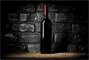 Wallario Vliestapete Rotwein-Flasche am Abend, seidenmatte Oberfläche