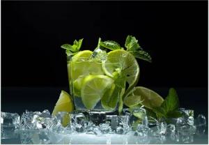 Wallario Vliestapete Mojito - Cocktail mit Limetten, Eis und Minze, Seidenmatte Oberfläche, hochwertiger Digitaldruck, in verschiedenen Größen erhältlich