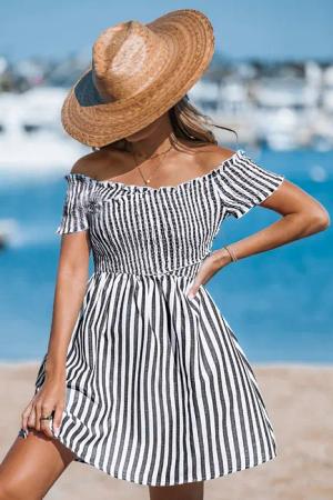 Gestreiftes schulterfreies gesmoktes Minikleid