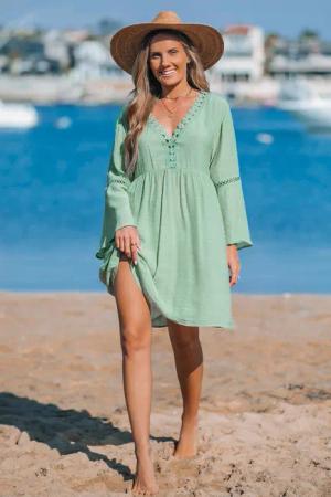 Grünes Mini-Strandkleid mit V-Ausschnitt