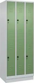 C+P Doppelstock-Spind Classic PLUS, Sockel, 3 Abteile, 1950x750x500mm, 7035/6011 Front RAL 6011 Resedagrün