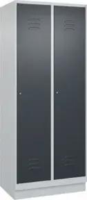 C+P Spind Classic PLUS, Sockel, 2 Abteile, 1950x800x500mm, 7035/7016 Verschluss Zylinderschloss 4 Garderobenhaken Trennwand mittig