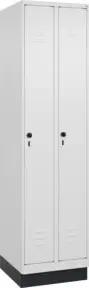 C+P Spind Classic PLUS, Sockel, 2 Abteile, 1950x500x500mm, 9016/9016 Verschluss Sicherheits-Drehriegel 3 Garderobenhaken