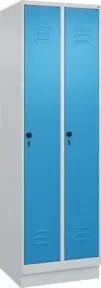 C+P Spind Classic PLUS, Sockel, 2 Abteile, 1950x600x500mm, 7035/5012 Verschluss Sicherheits-Drehriegel 3 Garderobenhaken