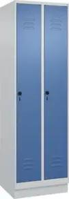 C+P Spind Classic PLUS, Sockel, 2 Abteile, 1950x600x500mm, 7035/5023 Verschluss Sicherheits-Drehriegel 3 Garderobenhaken