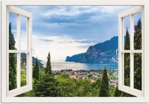 Artland Wandbild "Gardasee durchs weiße Fenster", Seebilder, (1 St.), als Alubild, Outdoorbild, Leinwandbild, Poster, Wandaufkleber