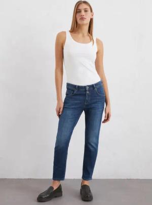 Jeans Model Theda boyfriend