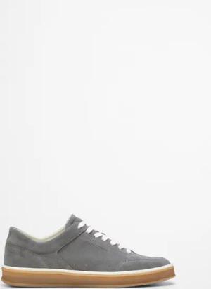 Low-top Sneaker