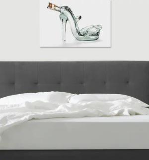 queence Leinwandbild "Glasflasche in S", Schuh-Schuhe-Kunst-Getränke, Premium-Leinwandstoff, Handarbeit aus Deutschland