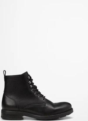 Schnürstiefel