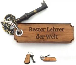 Mr. & Mrs. Panda Schlüsselanhänger Lehrer - Bambus - Geschenk, Abschluss, Berufsausbildung, Taschenanhänger, Schenken, Glücksbringer, Rente, Anhänger, Gratulation, Schlüsselanhänger (1-tlg)