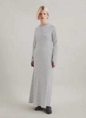 Jerseykleid ausgestellt