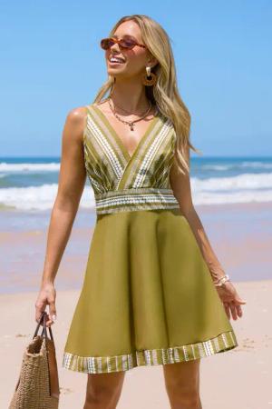 Grünes Mini-Wickelkleid mit Kontrastbesatz