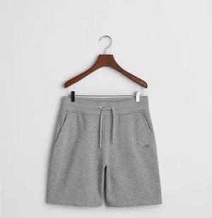 Gant Sweatshorts REG SHIELD SWEAT SHORTS mit einer kleinen Logostickerei unter der Eingriffstasche