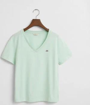 Gant T-Shirt REG SHIELD KA V-NECK T-SHIRT mit einer kleinen Logostickerei auf der Brust