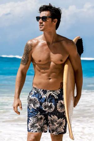 Tropische blaue Herren-Badehose mit Blattmuster