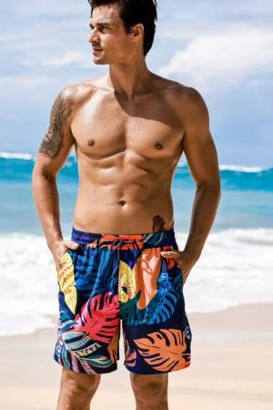 Tropische Herren-Badehose mit Blattmuster