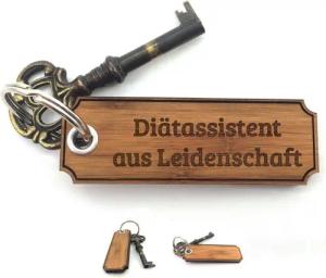 Mr. & Mrs. Panda Schlüsselanhänger Diätassistent - Bambus - Geschenk, Beruf, Gravur, Schenken, Anhänger, Glücksbringer, Abschied, Geschenke, Bachelor, Schlüsselanhänger, Taschenanhänger (1-tlg)