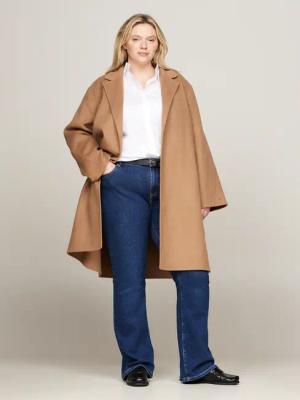 Tommy Hilfiger Curve Kurzmantel "CRV REG DF WOOL BELTED COAT", in Großen Größen, mit Gürtel, Gestanztes Tommy Logo am Rücken