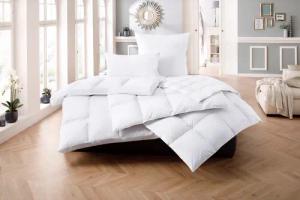 Älgdröm Daunenbettdecke "Loftet, Bettdecke 135x200, 155x220 cm und weitere Größen", warm, Füllung 90% Daunen, 10% Federn, Bezug 100% Baumwolle, (1 St.), Bettdecken, Sommer, Winter, Decke ist Made in Green zertifiziert