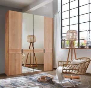 WIEMANN Drehtürenschrank "Cardiff, Massivholztüren in Kombination mit Glas- oder Spiegeltüren", (4 Breiten, 2 Höhen 216/236cm auswählbar), hochwertiges Design in langlebiger Qualität, viel Stauraum