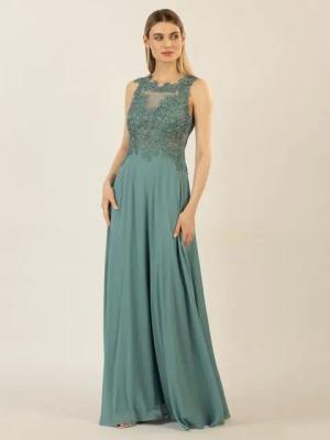 Apart Abendkleid im Materialmix aus bestickter Spitze und Chiffon