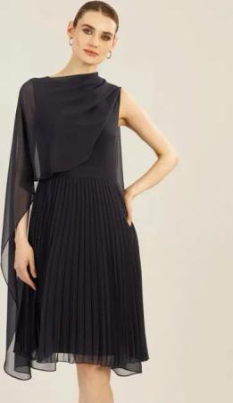 Apart Cocktailkleid mit Plisseerock und angearbeitetem Cape aus Chiffon