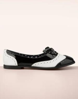 Milana Brogues in Schwarz und Weiß