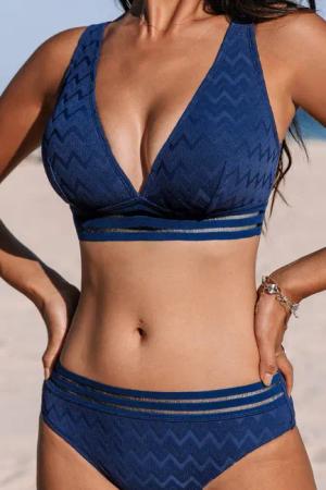 Blaues tief ausgeschnittenes Bikini-Oberteil und Retro Bikinihose
