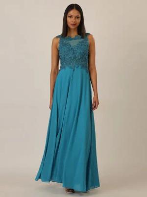 Apart Abendkleid im Materialmix aus bestickter Spitze und Chiffon