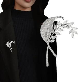 YRIIOMO Brosche Elegante Brustnadel mit funkelnden Details – Perfekte Ergänzung für, vielseitige Outfits und Anlässe