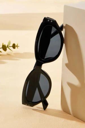Schwarze Sonnenbrille im Retro-Stil