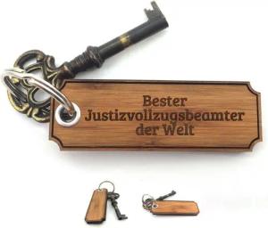 Mr. & Mrs. Panda Schlüsselanhänger Justizvollzugsbeamter - Bambus - Geschenk, Studium, Diplom, Taschenanhänger, Glücksbringer, Anhänger, Abschluss, Rente, Geschenke, Schlüsselanhänger (1-tlg)