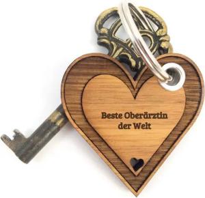 Mr. & Mrs. Panda Schlüsselanhänger Oberärztin - Bambus - Geschenk, Berufsausbildung, Anhänger, Herz, Gratulation, Liebe, Studium, Schlüsselanhänger, Taschenanhänger, Glücksbringer (1-tlg)