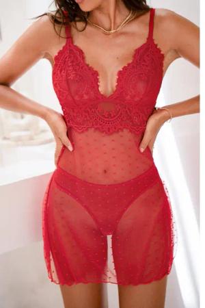 Rotes Dessous-Set mit Spitzendetails